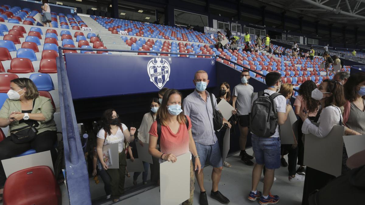 El estadio del Levante UD se convierte en una aula para 5.400 aspirantes a puestos de la Diputación