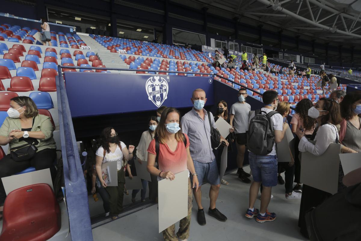 El estadio del Levante UD se convierte en una aula para 5.400 ...