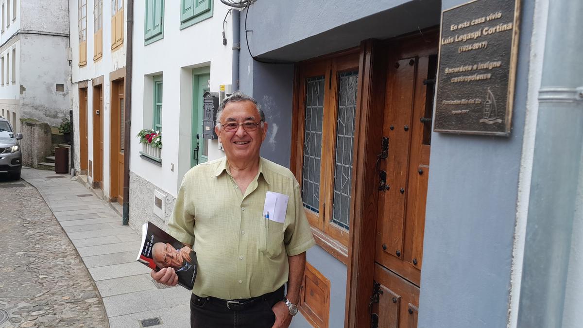 Ovidio Vila con el libro, delante de la casa donde vivió Luis Legaspi.