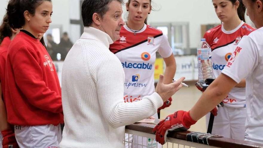 Fernando Sierra se dirige a sus jugadoras en un tiempo muerto.