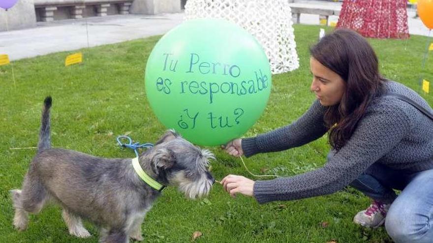 Una joven, con su perro, en una campaña de Cancoruña en 2014.