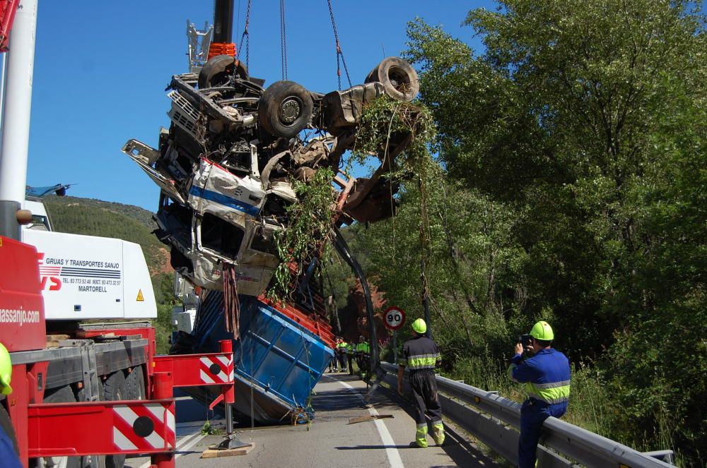 Retirada d'un camió accidentat a la C-55