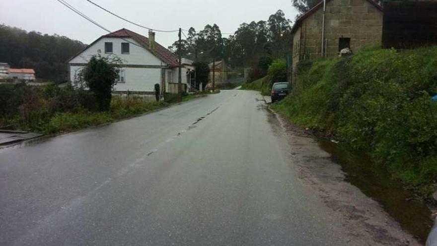 Un tramo del vial entre la PO-551, en A Portela, y el cementerio.