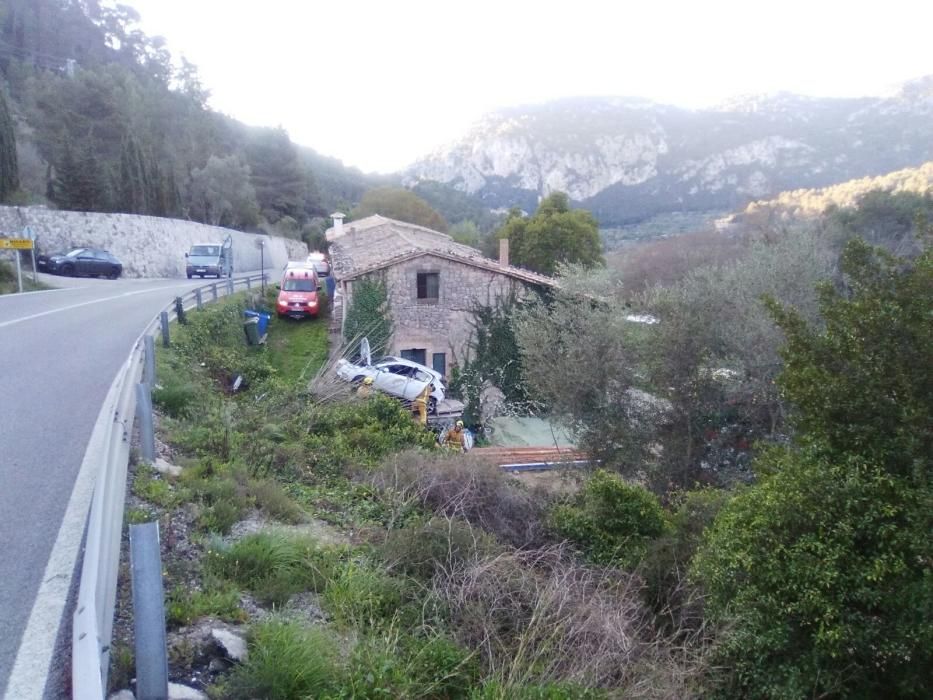 Dos jóvenes, heridos al caer su coche por un terraplén en Valldemossa