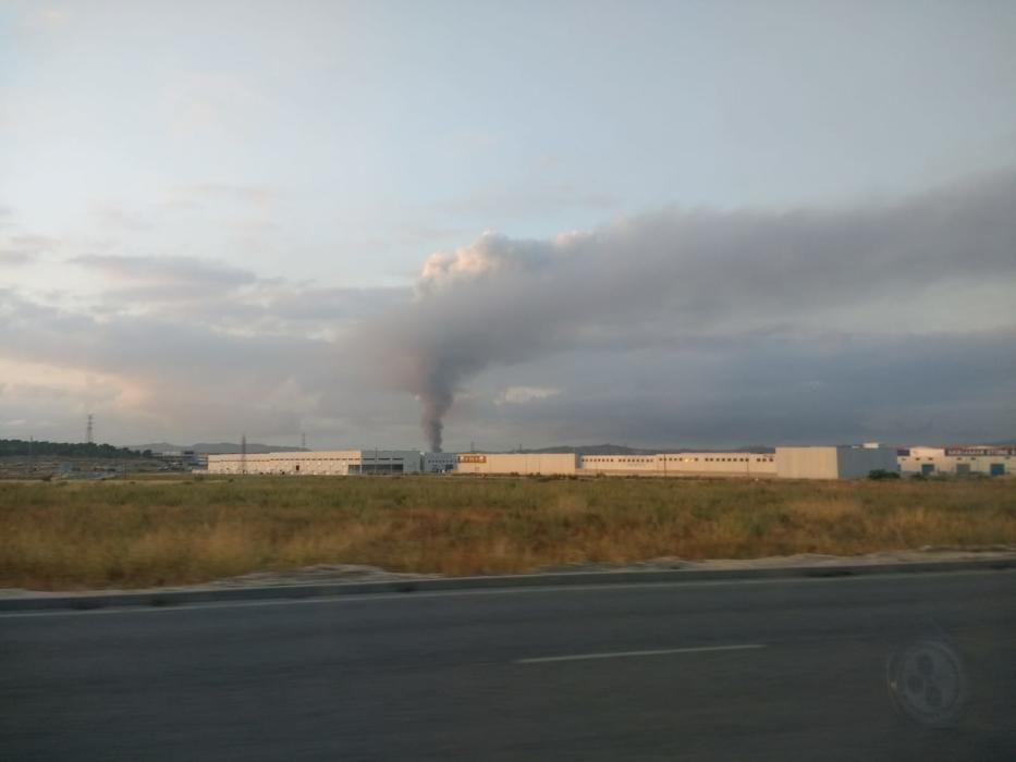 Arde una nave industrial en Aspe