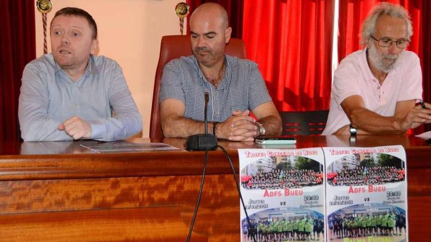 Fran Campos, Félix Juncal y Manolo Otero en la presentación del partido. // Gonzalo Núñez