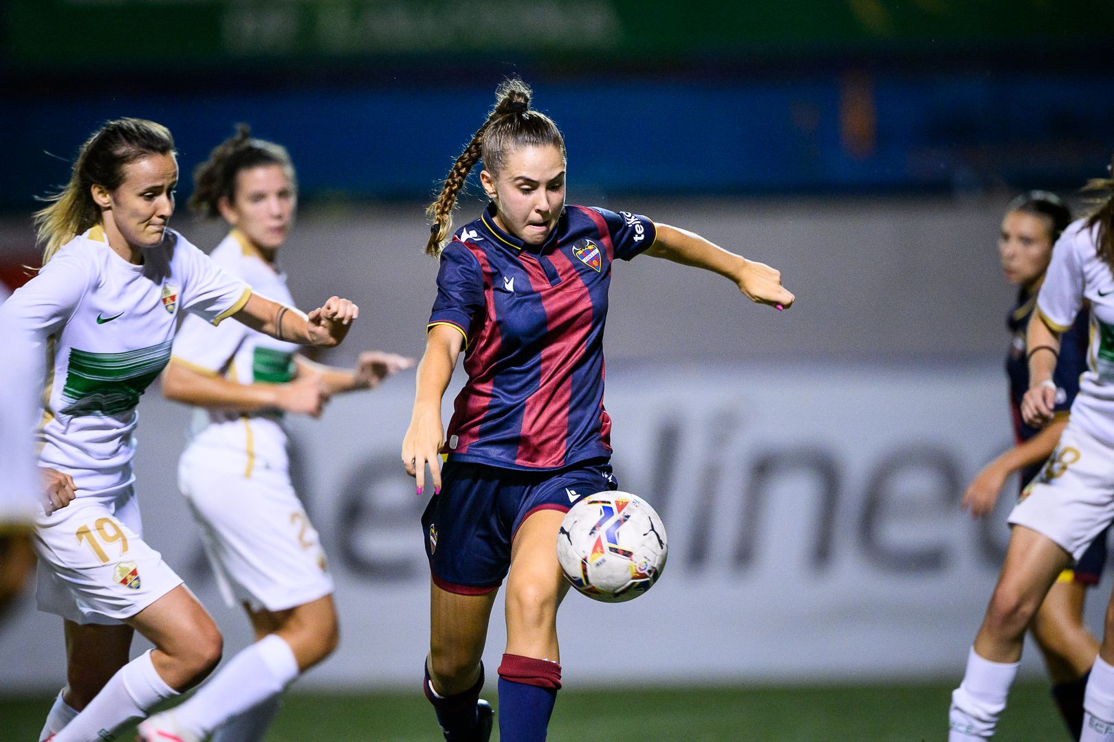 El Levante superó al Elche en un partido tenso.