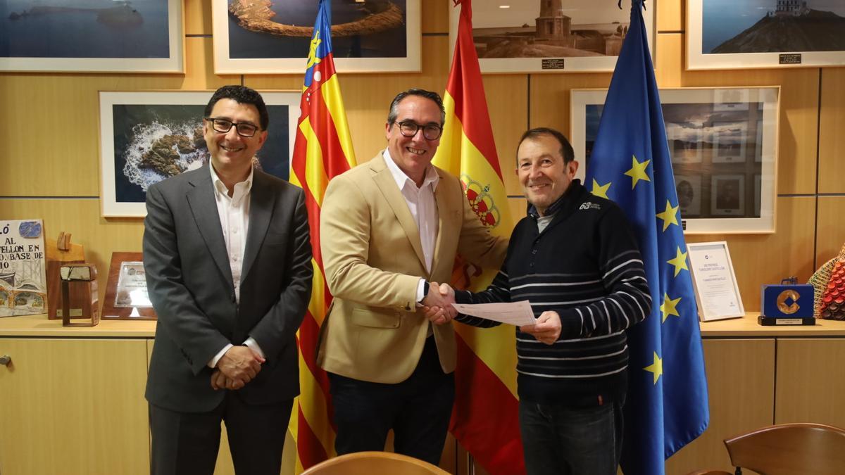El presidente de la Autoridad Portuaria de Castellón, Rubén Ibáñez, ha firmado hoy junto al Inspector del Ministerio, Martín Abril, la recepción de las obras de la mota de cierre.