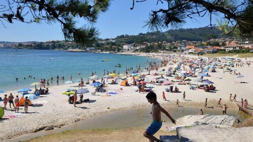 La playa de Areas, una de las más populares de Sanxenxo, ha recuperado la bandera azul. // Gustavo Santos