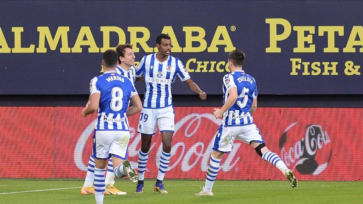 Alex Isak celebra el gol de la victoria ante el Cádiz