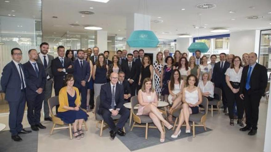 El equipo del nuevo Centro de Clientes del BBVA en Elche, el día de la inauguración de su sede.