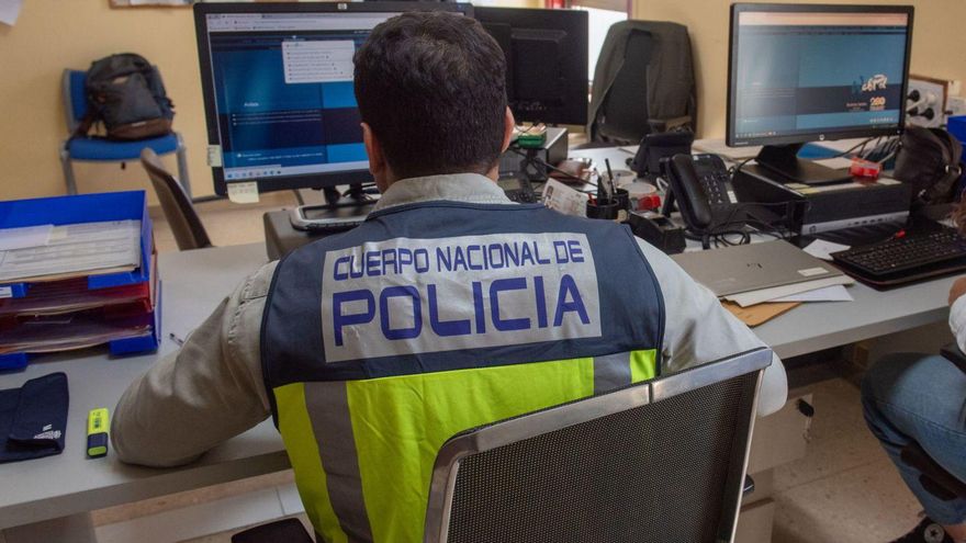 La Policía Nacional de A Coruña explica cómo una mujer víctima de trata puede escapar