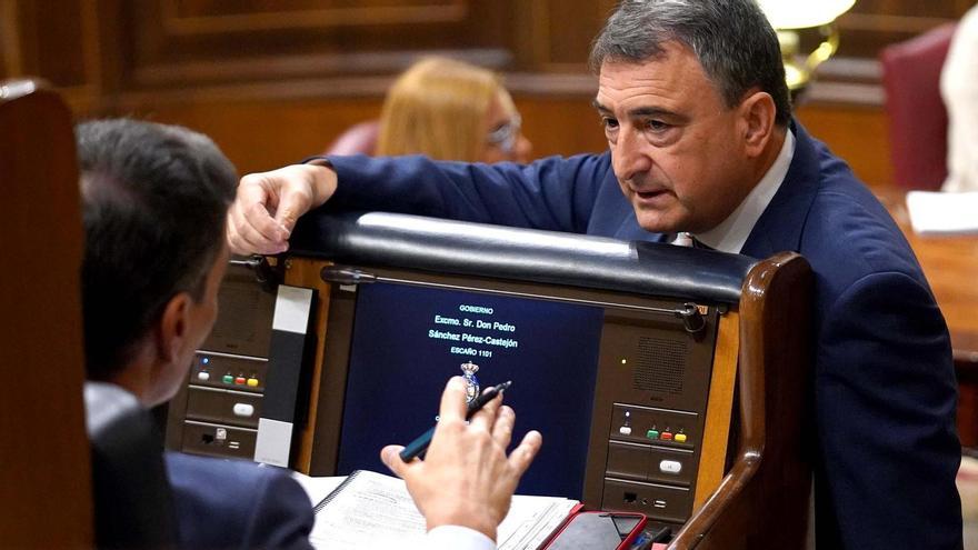 Aitor Esteban dialoga con Pedro Sánchez en el Congreso, en una imagen de archivo
