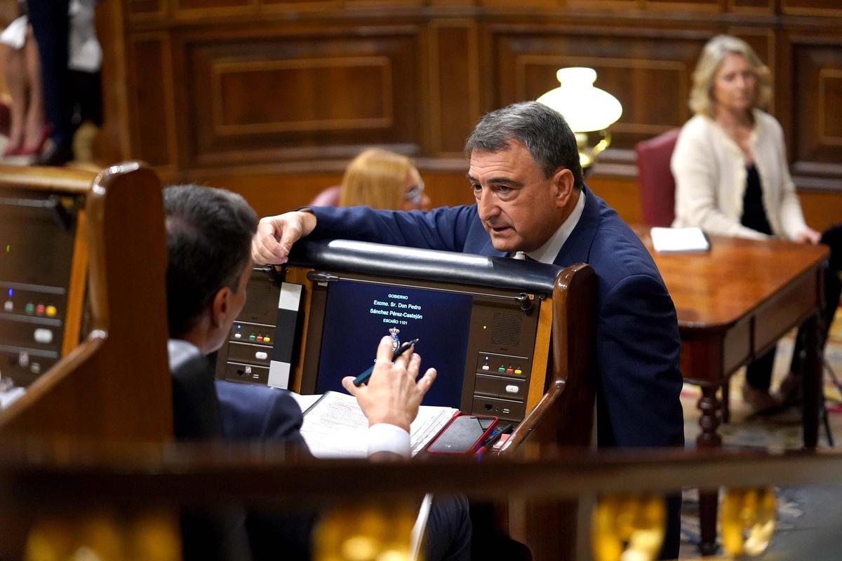 Aitor Esteban dialoga con Pedro Sánchez en el Congreso, en una imagen de archivo