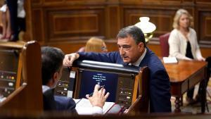 Aitor Esteban dialoga con Pedro Sánchez en el Congreso, en una imagen de archivo