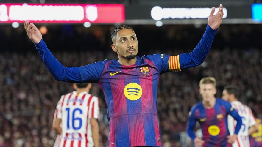 Raphinha celebrando su gol, anoche, ante la afición del Barcelona. |  Enric Fontcuberta/Efe