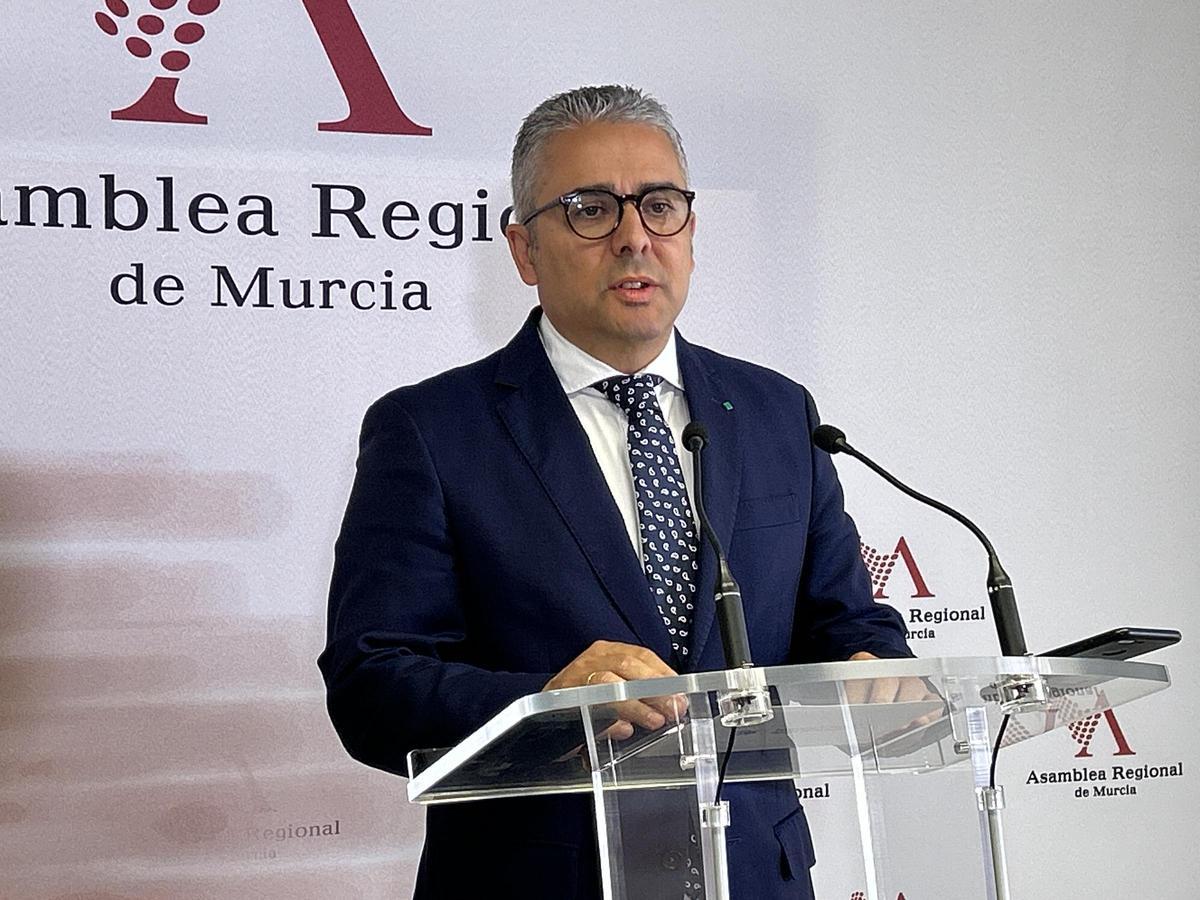 El diputado del Grupo Popular, Jesús Cano, en rueda de prenas tras la Comisión del Trasvase.