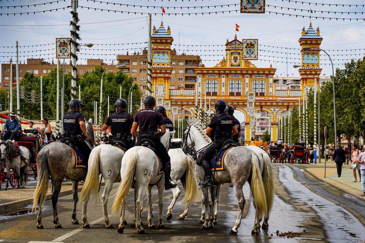 Policía a caballo en la Feria de Sevilla.