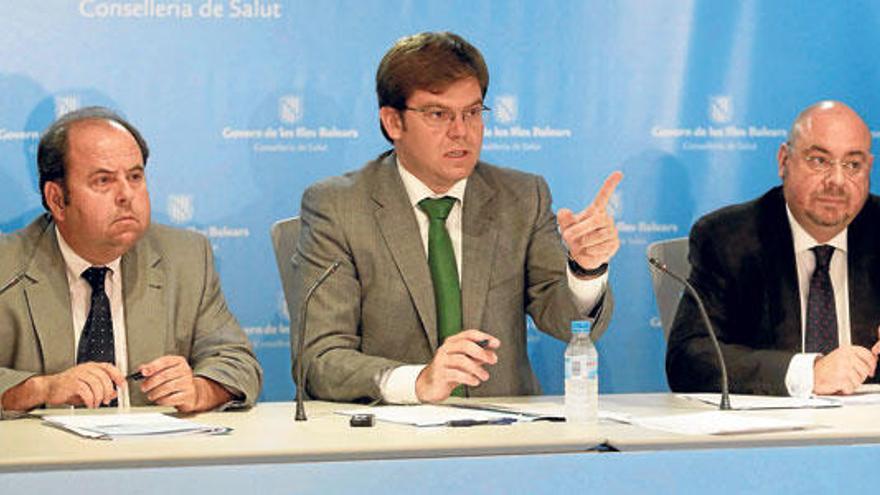 El conseller Sansaloni, en el centro, arropado por Xavier Feliu, izquierda, y Miquel Costa.