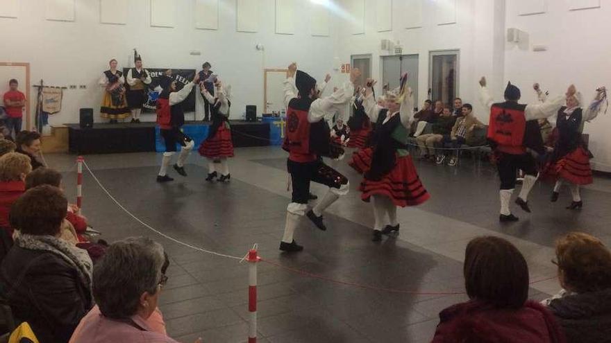 El festival folclórico llena Valdesoto de color y tradición