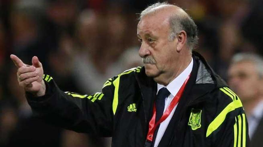 Del Bosque da órdenes desde la banda.