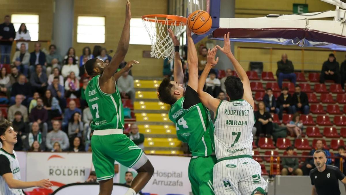 Enorme tapón de Mazaira a Alex Rodríguez.