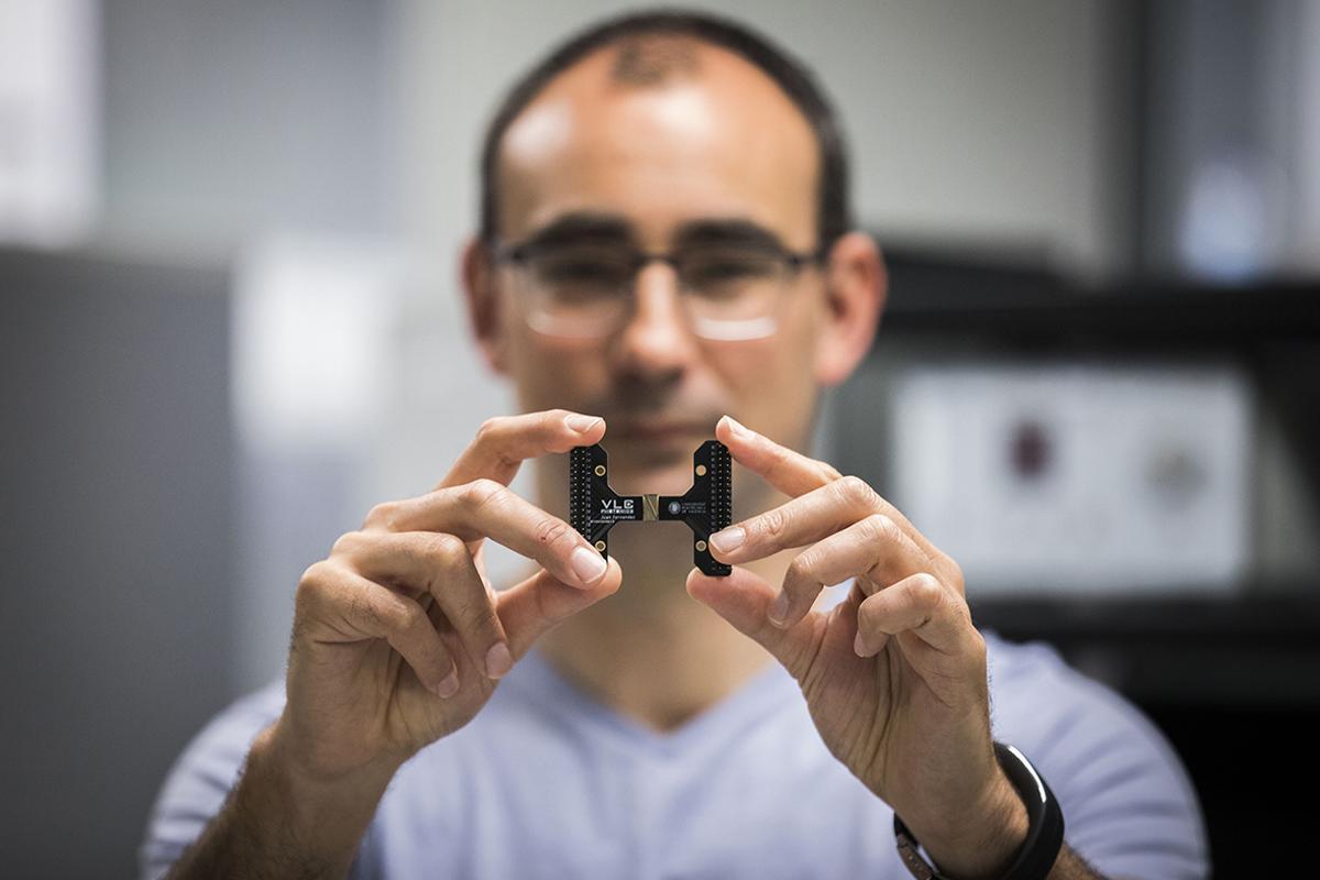 Chip fotónico de la empresa valenciana VLC Photonics.