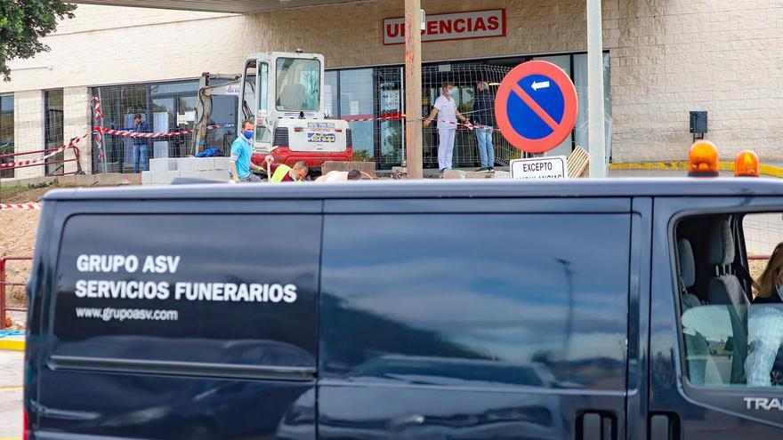 Un vehículo funerario a las puertas de Urgencias del Hospital Vega Baja esta semana