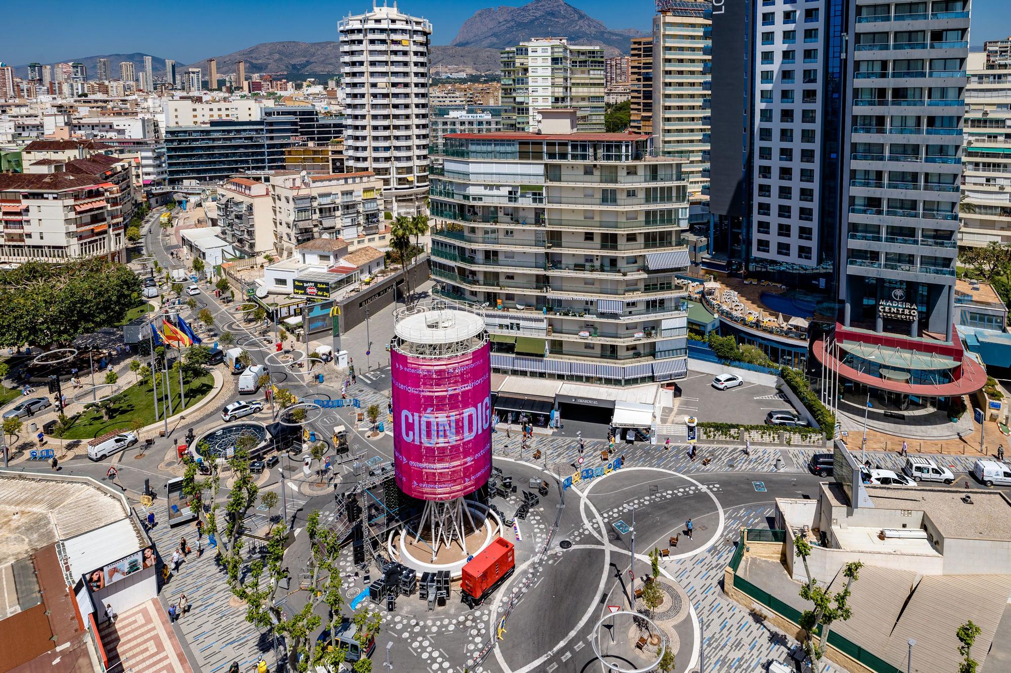 Benidorm inicia el montaje para la final de Eurovisión.  La plaza de La Hispanidad será el escenario de la "Pre Party" con tres pantallas gigantes y un escenario para las actuaciones previas a la gala en Turín | El "tecnohito", uno de los protagonistas del evento