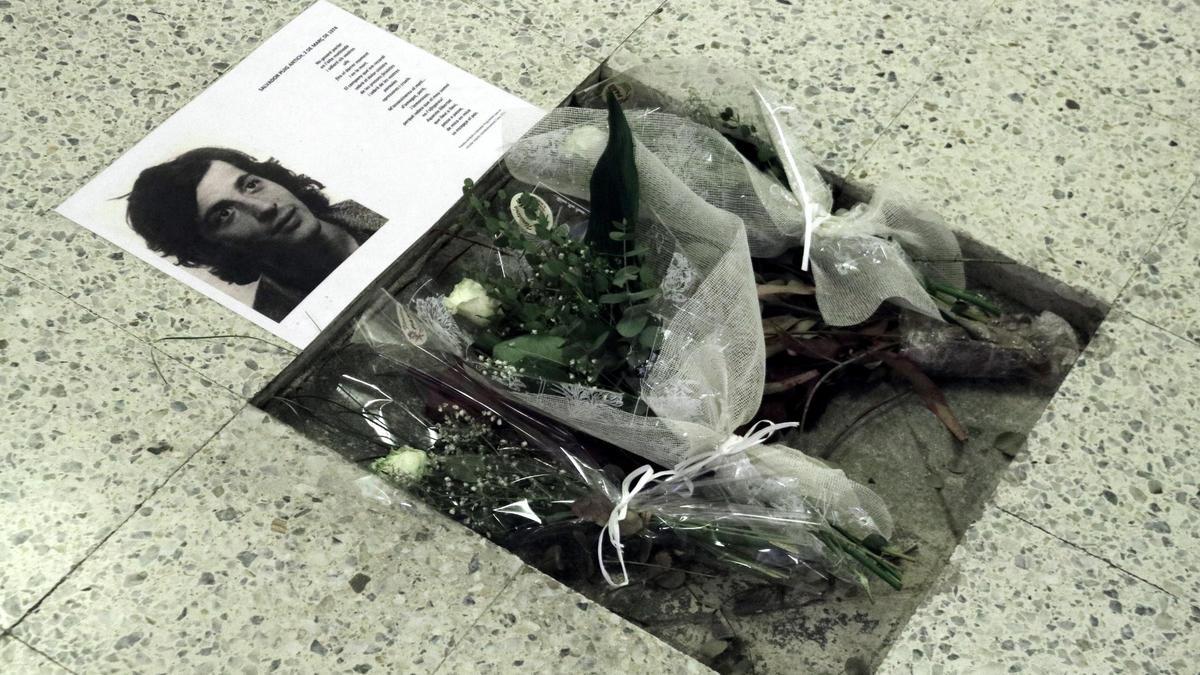 Rams de flors al terra de la presó Model en record de Salvador Puig Antich 50 anys després de la seva execució