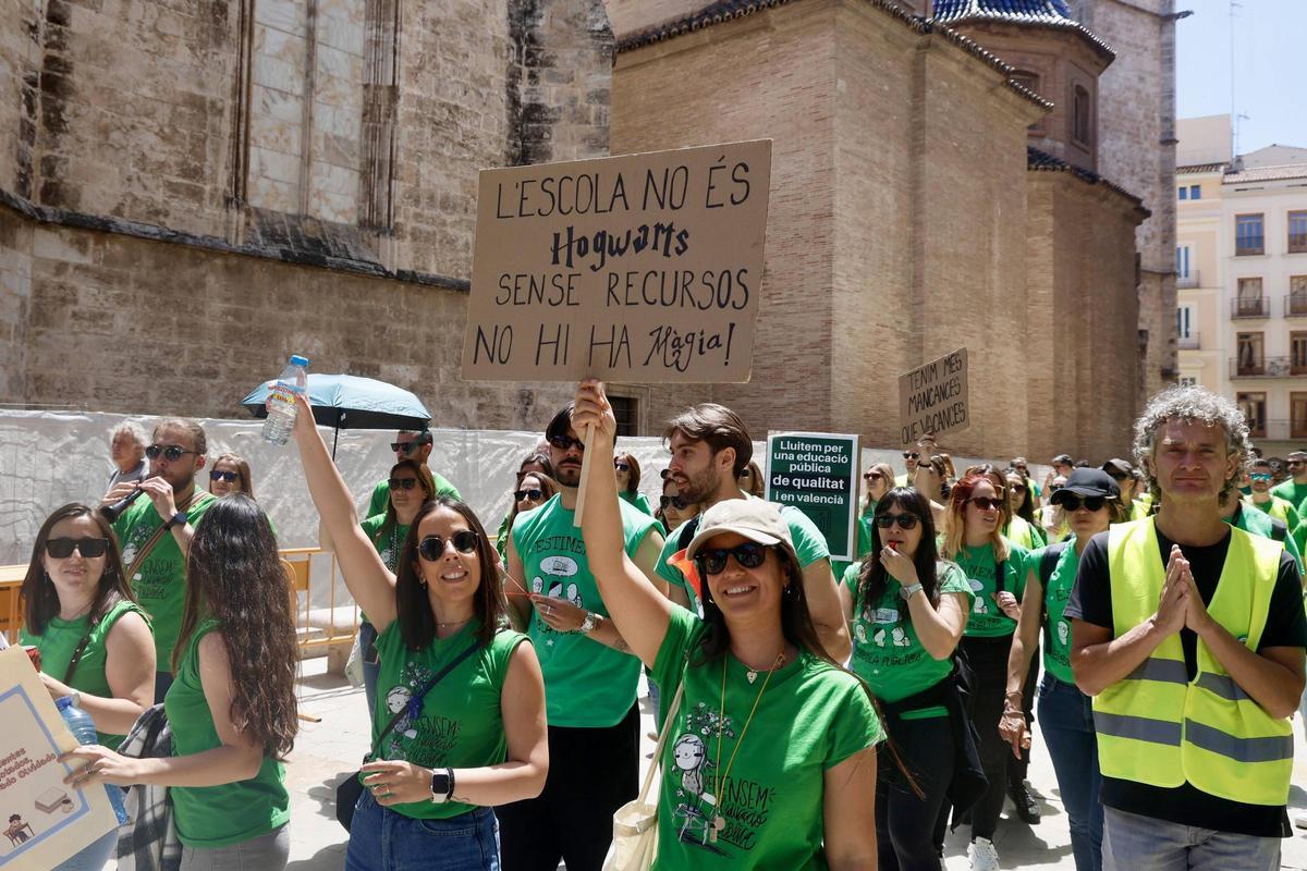 Un grup de docents amb pancartes durant la vaga d'educació a València