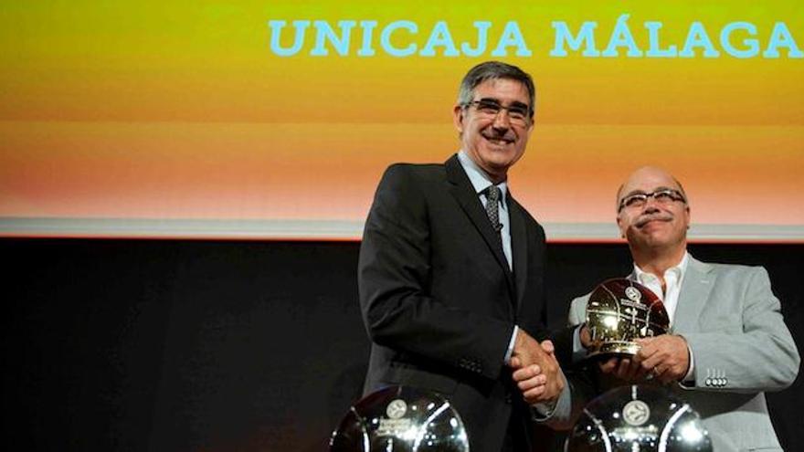 La Euroliga premió en 2012 al Unicaja por su trabajo de marketing. En la imagen, Jordi Bertomeu entrega el premio a Eduardo García.