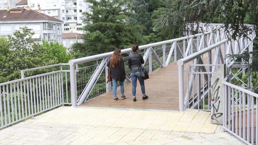 La pasarela peatonal sobre el río Barbaña vuelve estar operativa después de ser reparada. // Iñaki Osorio