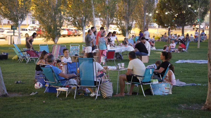 Los cordobeses salen al fresco en las zonas verdes de Córdoba