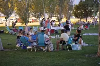 Los cordobeses salen al fresco en las zonas verdes de Córdoba