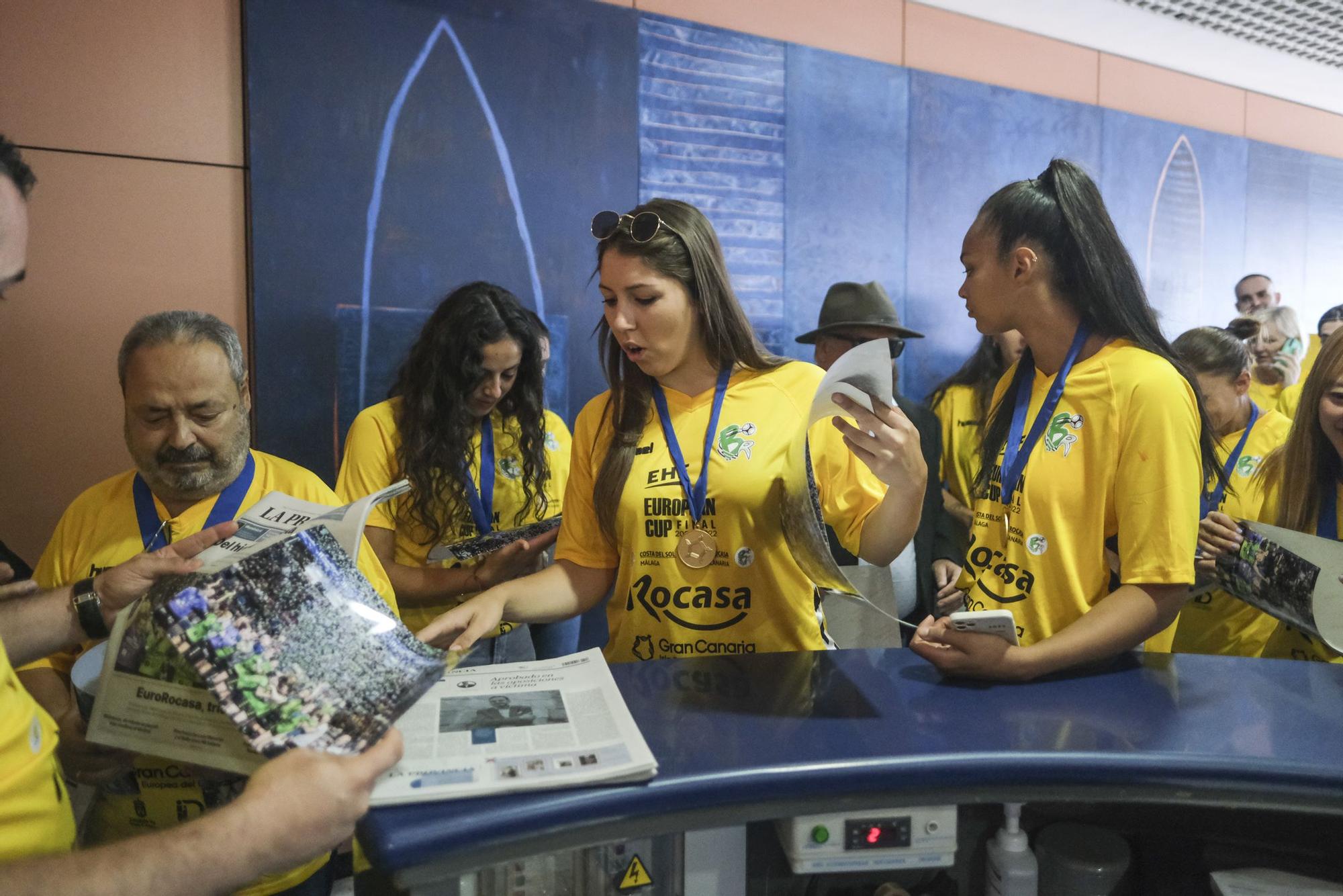 El Rocasa visita LA PROVINCIA con su tercer trofeo de campeón europeo de balonmano femenino