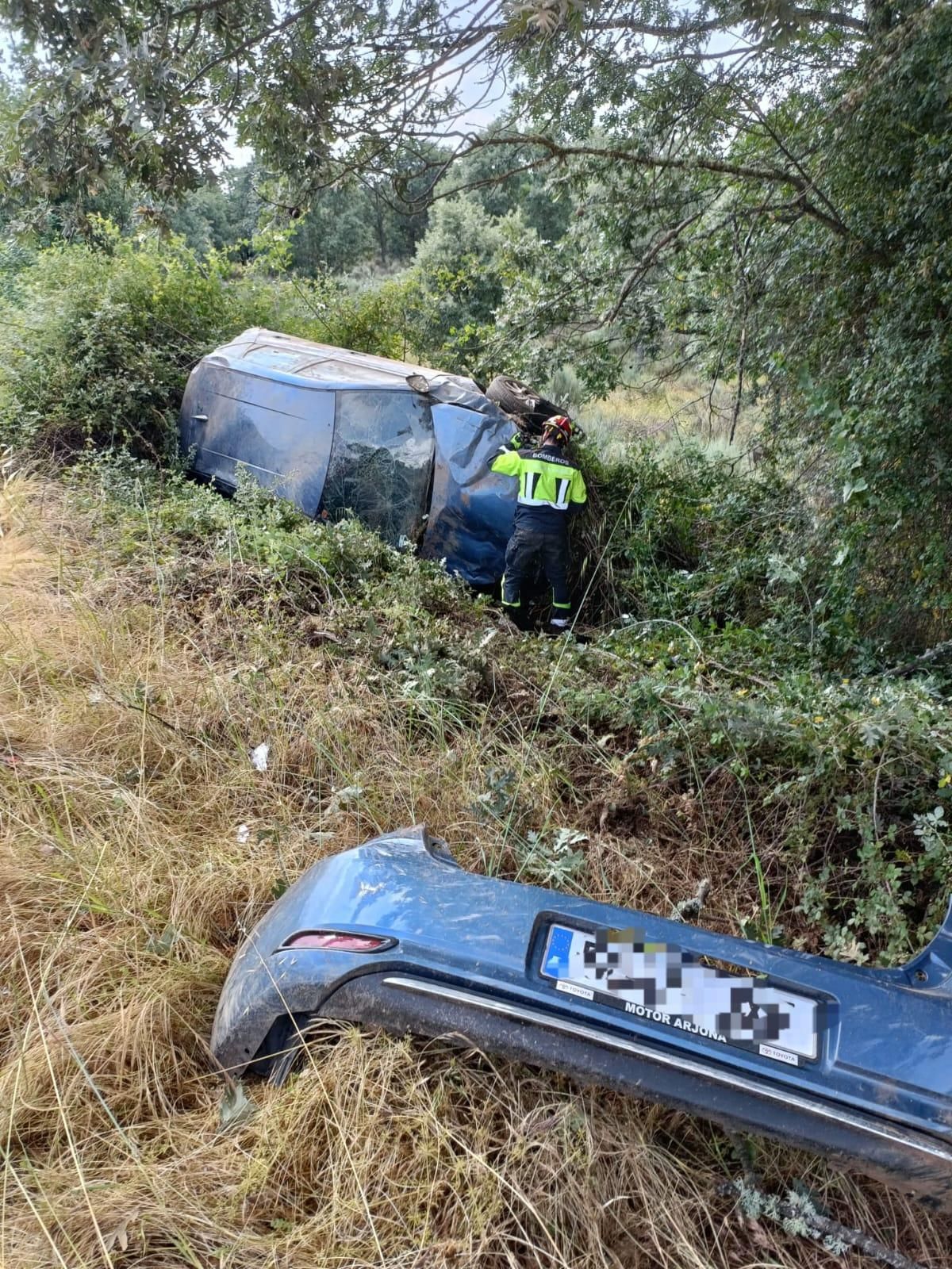 El coche, accidentado fuera de la vía