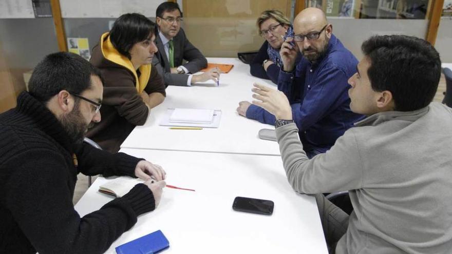 Los vecinos de Trubia, ayer, reunidos con el edil Ignacio Fernández del Páramo, segundo por la izquierda.