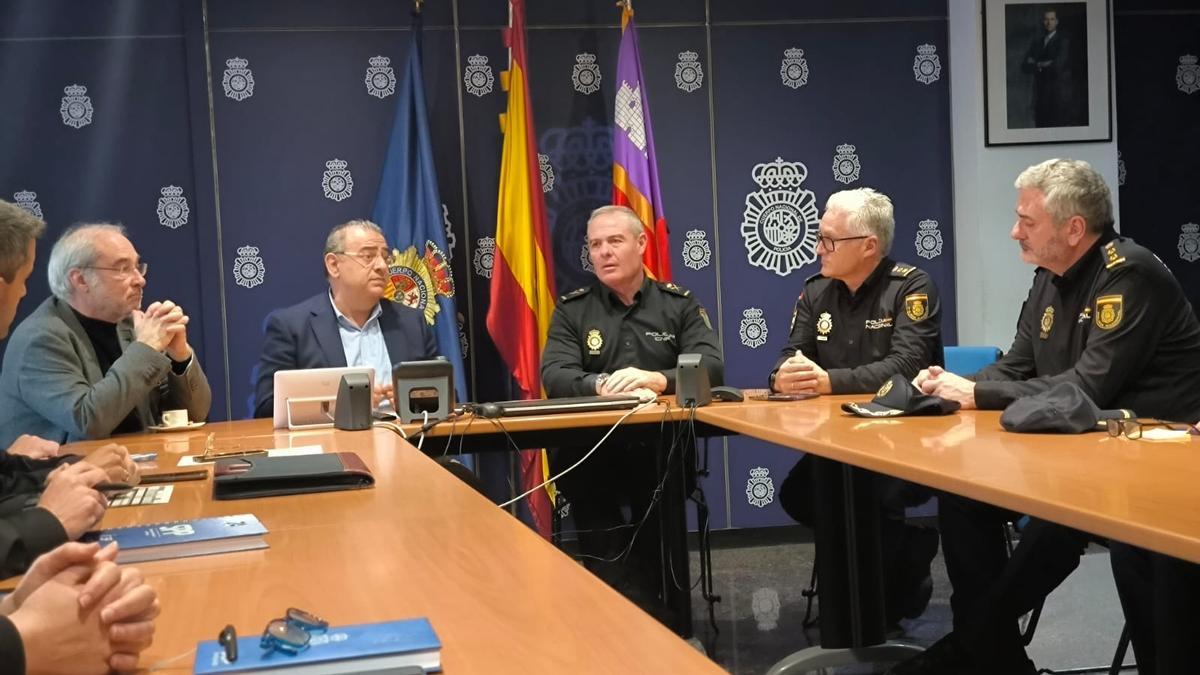 El delegado del Gobierno, Alfonso Rodríguez, con la cúpula de la Policía Nacional en Baleares