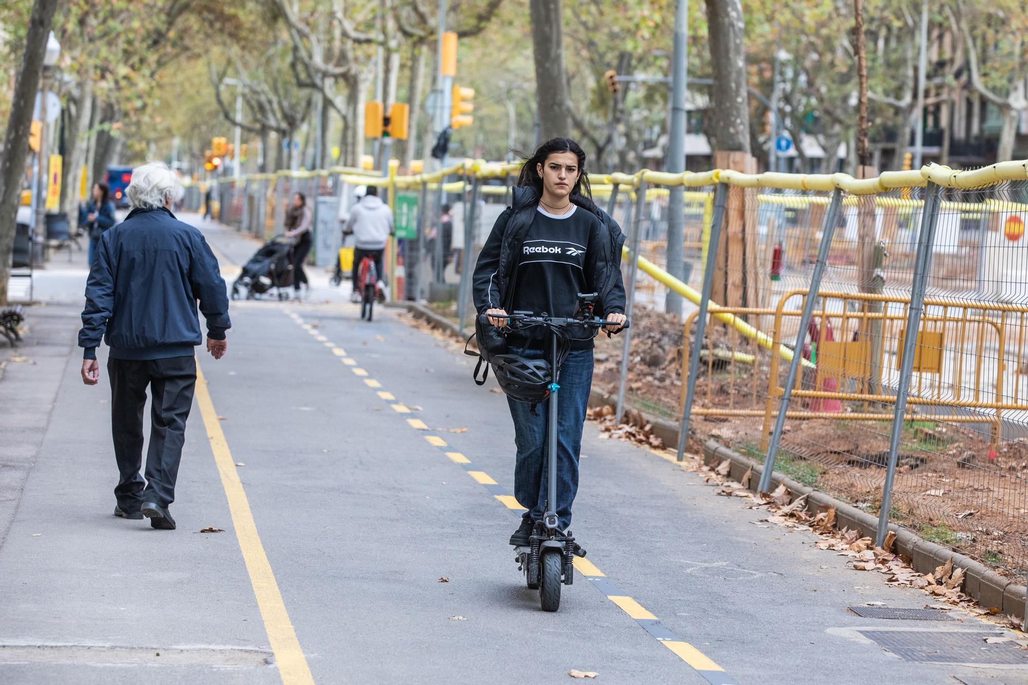 Los conductores de patinetes eléctricos de Barcelona estarán obligados a  llevar casco, luces, timbre y a tener seguro - Autofácil