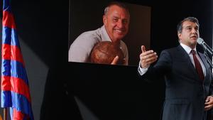 Joan Laporta homenajea a Johan Cruyff