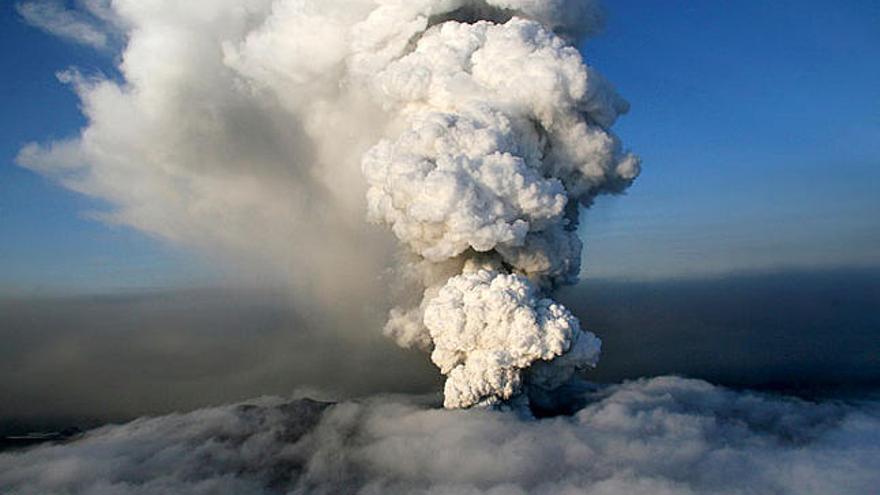 El volcà, ahir en plena erupció.