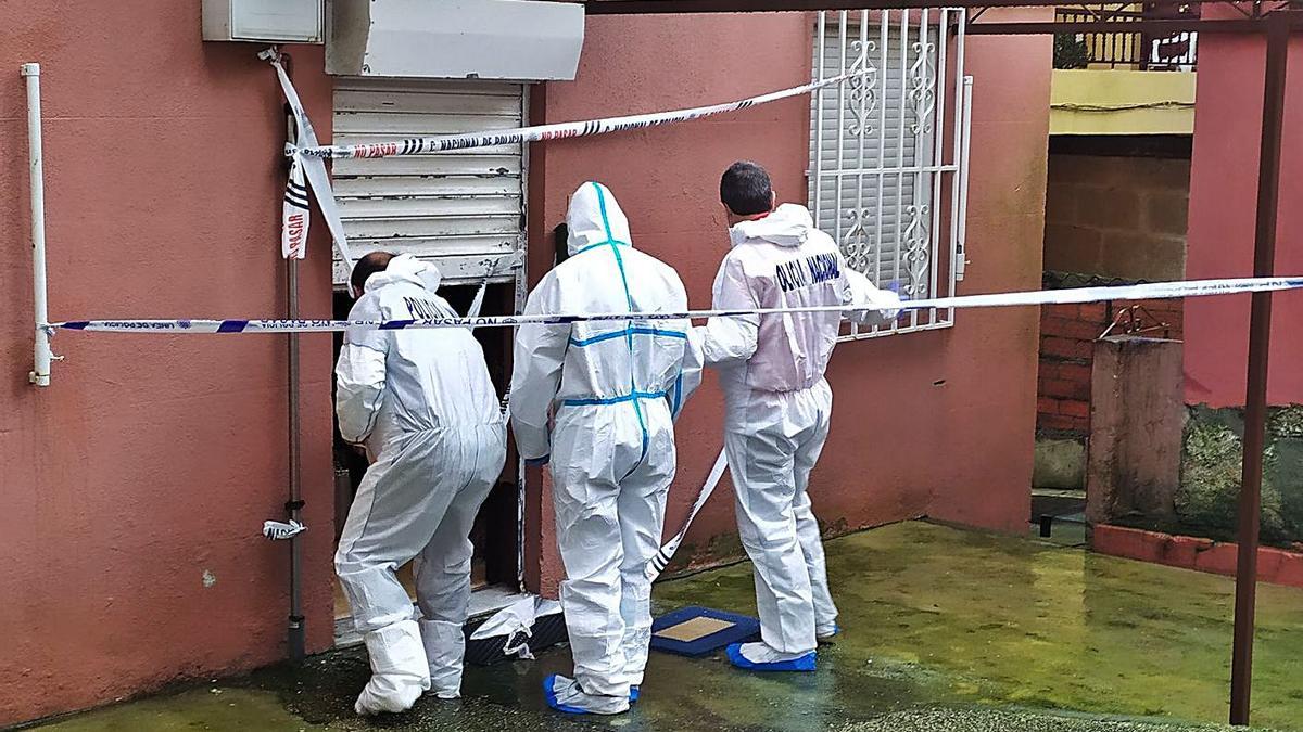 La Policía Científica inspecciona ayer la casa en la que apareció el cadáver para buscar pistas. |   // A.P.