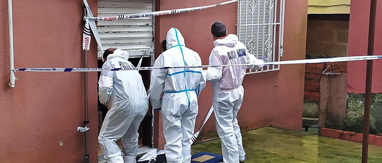 La Policía Científica inspecciona ayer la casa en la que apareció el cadáver para buscar pistas. |   // A.P.