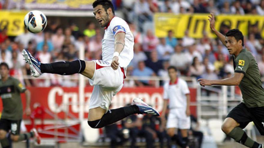 Negredo controla un balón.