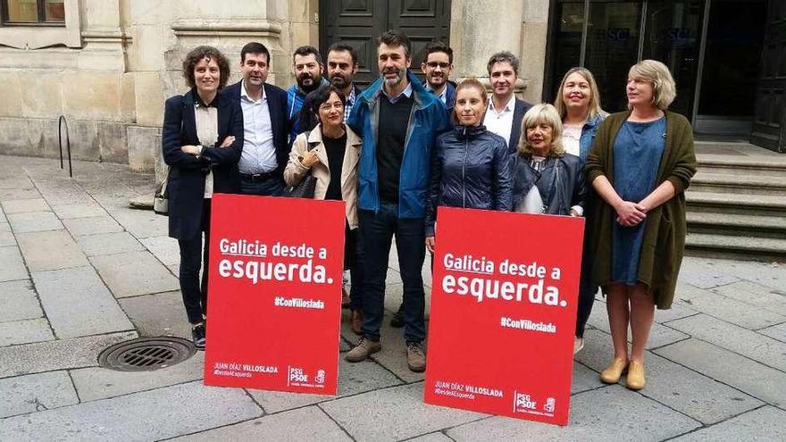 ´Galicia, desde a esquerda´, el lema de Villoslada. El diputado coruñés pretende construir &quot;un PSdeG fuerte, unido y con fuerte presencia del galleguismo desde la izquierda, capaz de mirar de frente al PP y de confrontar de forma clara y decidida con las políticas conservadoras y reaccionarias&quot;. Así lo avanzó en la presentación del lema de su campaña para las primarias. Villoslada aspira a &quot;recuperar la primera posición en la izquierda&quot; para el PSdeG pero también a ser &quot;la primera fuerza de Galicia&quot;.