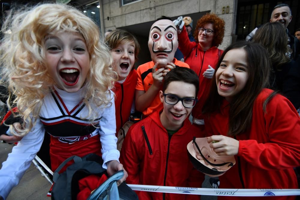 El desfile de Carnaval inunda de gente, color y humor el centro de Pontevedra