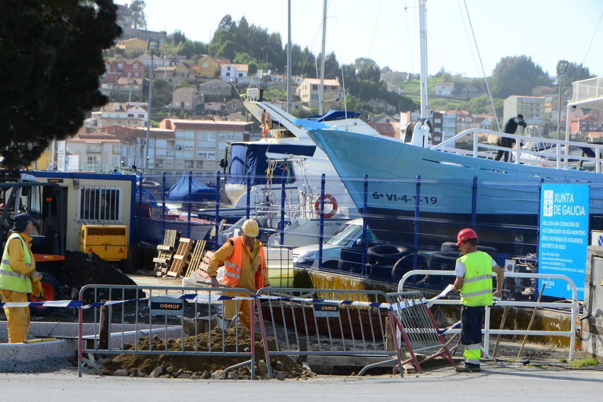 Operarios de la empresa adjudicataria, Oys Noroeste, trabajando ayer por la tarde en el frente de la zona de varada y del emblemático pino.