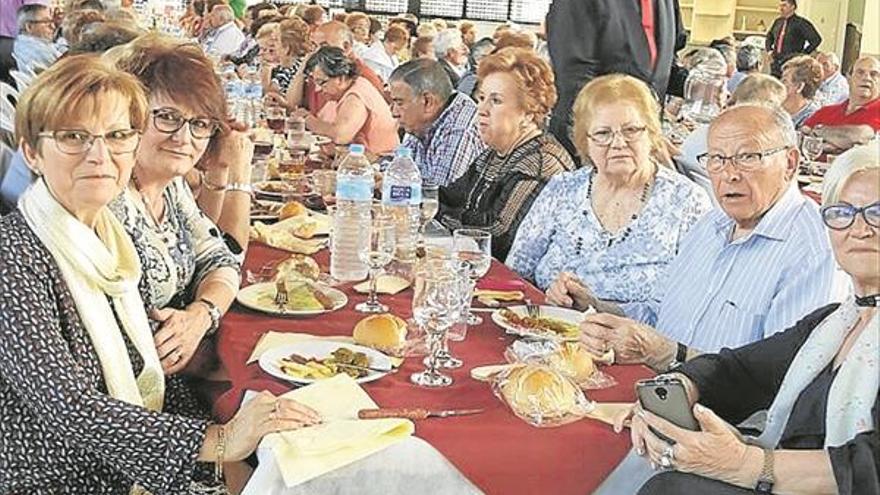 Fiesta de la primavera de los mayores de villa del río en la caseta municipal