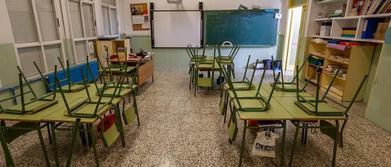 Las aulas de los centros educativos ahora sin alumnos esperan la llegada de sus profesores a partir del día 1 de septiembre.